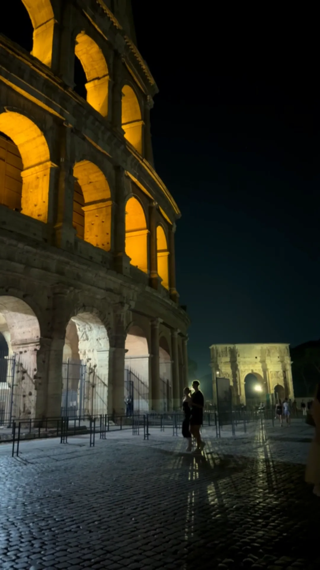 singing "bosvermisim dunyaya" in front of the colosseum